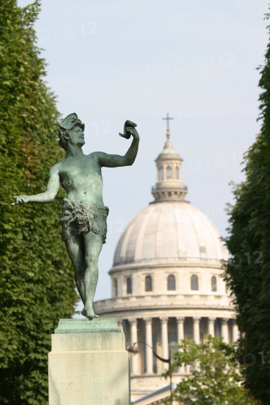France, Paris 5e, jardin du Luxembourg, allee du parc, detail sculpture, coupole du pantheon au fond