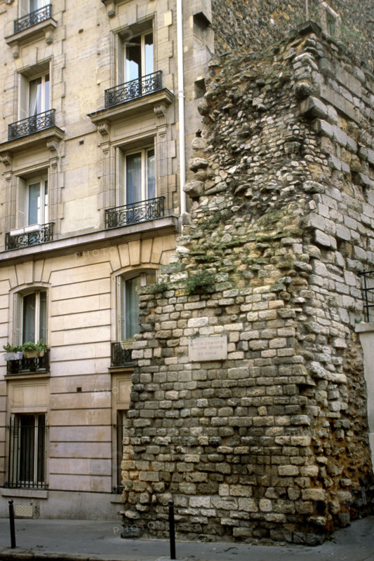 France, Paris 5e, rue clovis, vestiges de la muraille de philippe auguste, archeologie, histoire medievale,