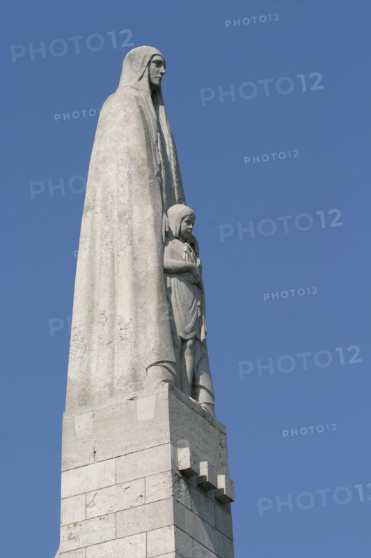 France, Paris 5e, pont de la tournelle, Seine, arche, statue, detail, sculpture.
Statue de sainte Genevieve sculptee par Paul Landowski en 1928.