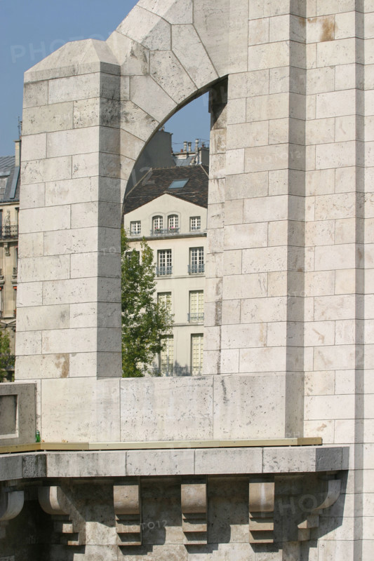 France, Paris 5e, pont de la tournelle, Seine, arche, statue, quai de bethune, ile saint louis.
Contrefort soutenant la statue de sainte Genevieve sculptee par Paul Landowski en 1928.