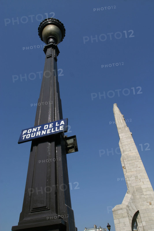 France, Paris 5e, pont de la tournelle, Seine, arche, statue, lampadaire, ciel bleu