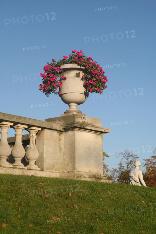France, Paris 6e, jardin du Luxembourg, detail balustrade et vase de fleurs,