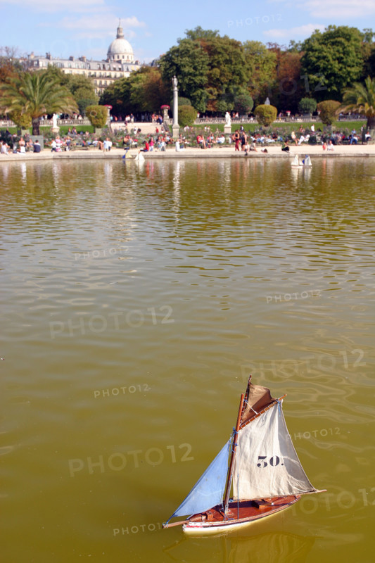 France, Paris 6e, jardin du Luxembourg, bassin, voilier sur l'eau, pantheon au fond,