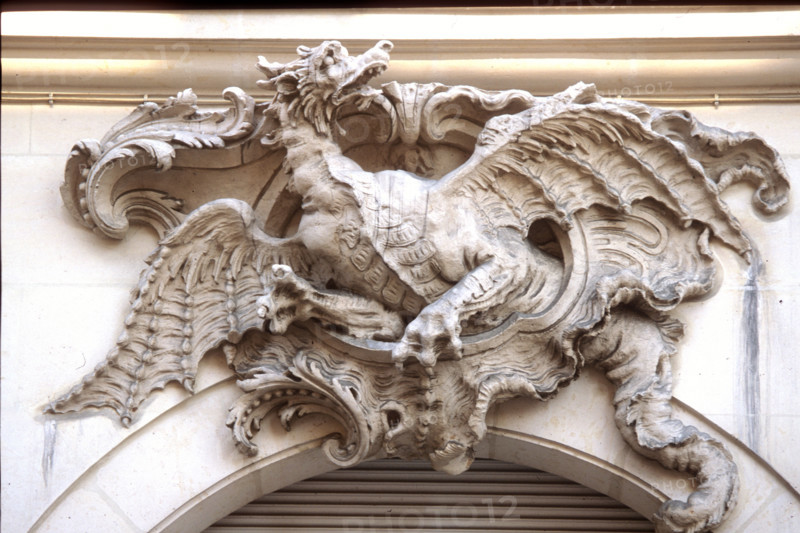 France, Paris 6e, cour du dragon, 50 rue de rennes, bas relief haut de porte,