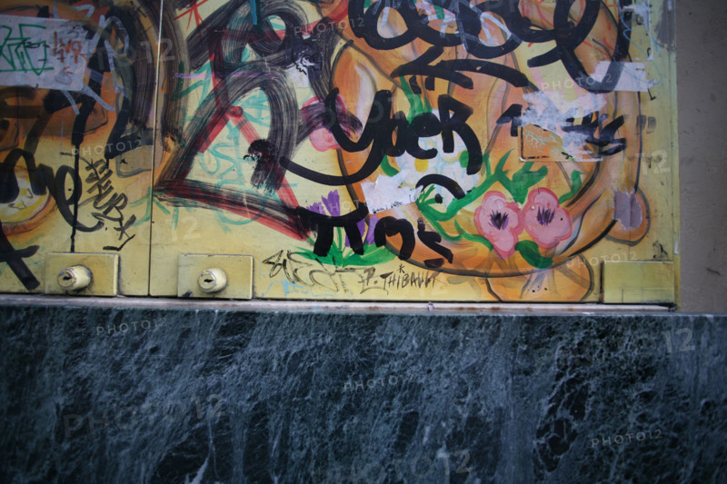 France, Paris 6e, rue vavin, mur, boutique, salete, graffiti, tags,
