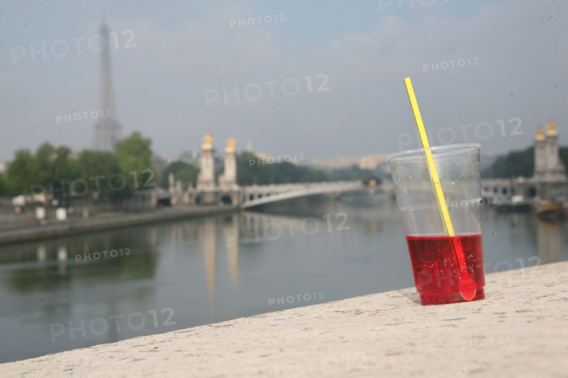France, Paris 8e -depuis le pont de la concorde, Tour Eiffel, verre paille grenadine,