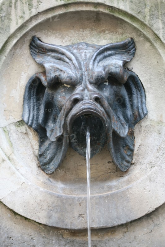 France, Paris 7e, fontaine de Mars, rue saint dominique, detail animal fantastique,