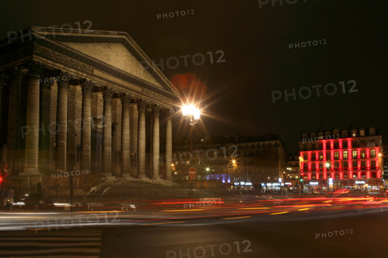 France, Paris 8e, place de la Madeleine, nuit, eglise, circulation automobile,