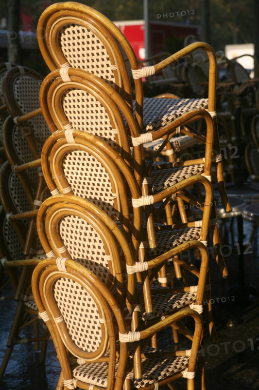 France, Paris 8e, avenue des champs elysees, terrasse, cafe, brasserie, chaises empilees, avant ouverture,