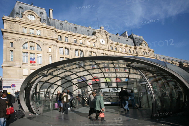 France, Paris 8e, gare saint lazare, cour de rome, l'edicule de verre realise par Jean-Marie Charpentier, passants,