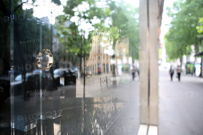 France, Paris 8e, rue royale, boutique luxe, montre vitrine, passants, 
 reflets