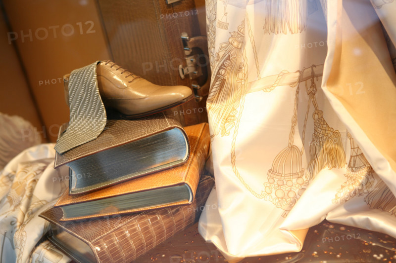 France, Paris 8e, boutique de luxe, rue du faubourg saint honore, Hermes, vitrine,