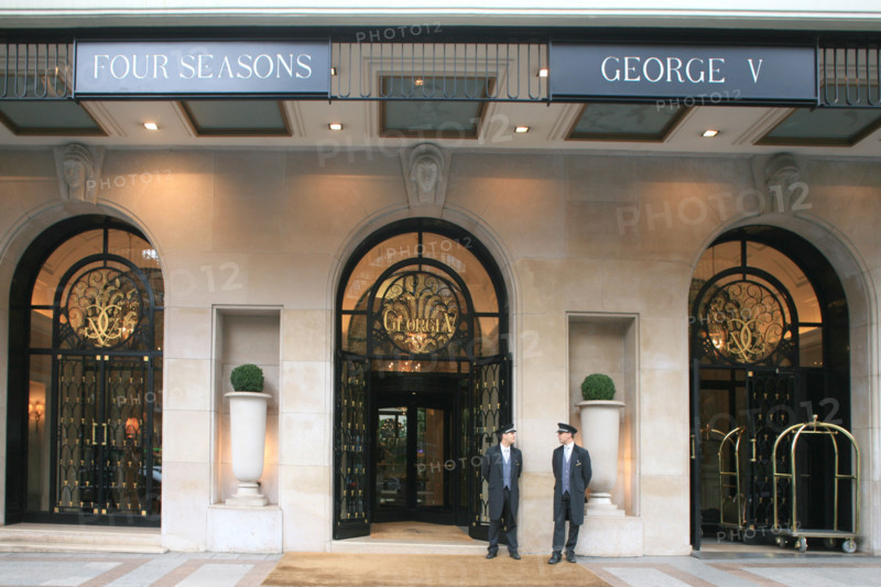France, Paris 8e, porte de l'hotel George V four seasons, avenue George V