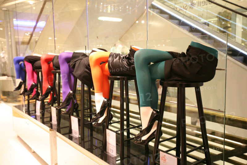 France, Paris 9e, 40 bd Haussmann, Galeries Lafayette, rayon femme, bas colores, mannequins, jambes, escalator,