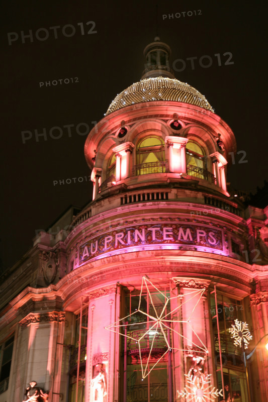 France, Paris 9e, boulevard Haussmann, grands magasins illumines pour les fetes de noel 2007, au printemps,