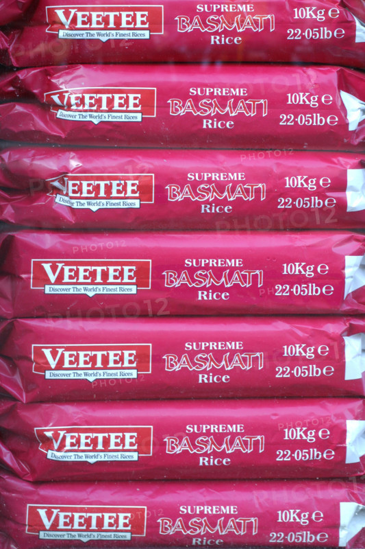 France, Paris 10e, rue du faubourg saint denis, communaute indienne, epicerie, tas de sacs de riz basmati,