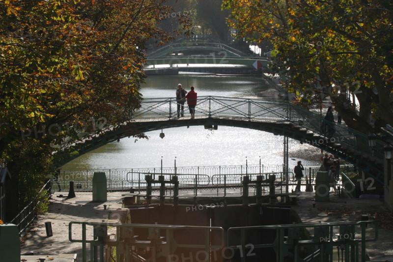 France, Paris 10e, canal saint martin, ponts, passerelles, arbres, atomne, passants,