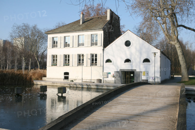 France, Paris 12e, parc de Bercy, pavillon, plan d'eau gele, ponton,