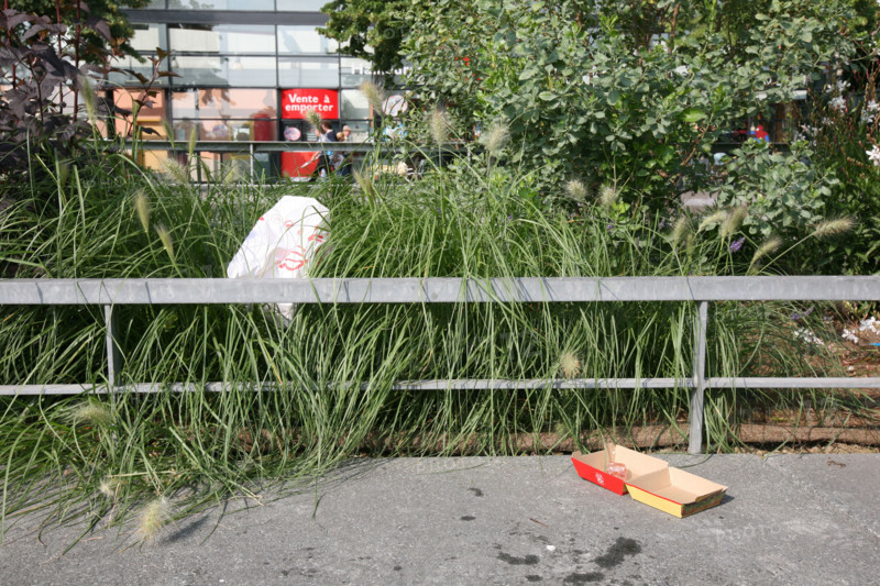 France, Paris 13e, quartier bibliotheque Francois Mitterrand, quai Francois Mauriac pollution face au fast food Quick, salete, trottoir, dechets, developpement durable, detritus,