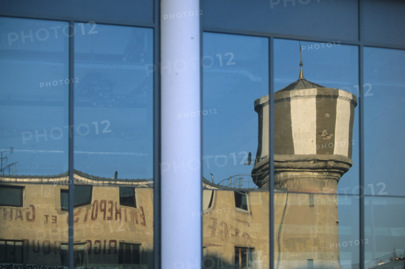 France, Paris 13e, quartier bibliotheque Francois Mitterrand, , reflet des anciens frigos dans un immeuble de verre
