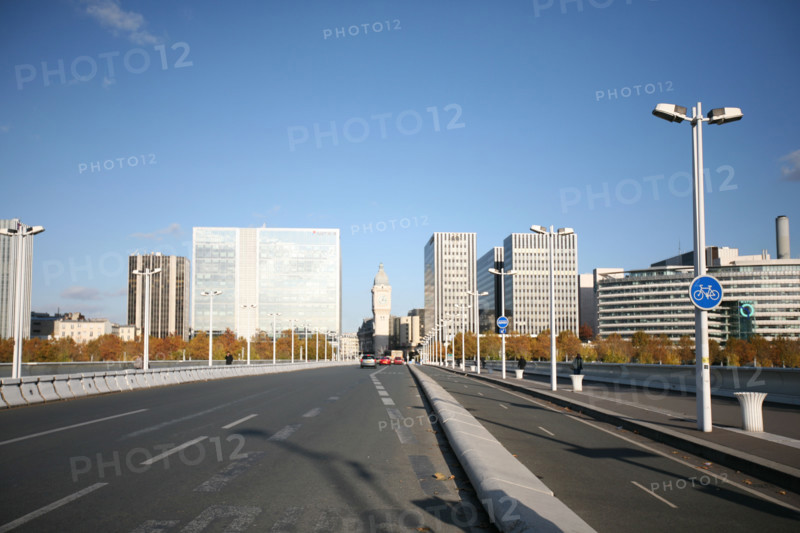 France, Paris 13e, pont charles de gaulle, tour de la gare de Lyon, circulation, immeubles, rue vide,