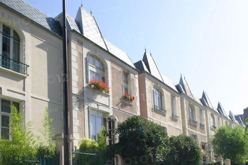 France, Paris 13e, maisons rue du Dr Leray, pavillons identiques, toitures en fer de hache,