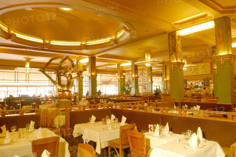 France, Paris 14e, Montparnasse, brasserie La Coupole, 102 boulevard du Montparnasse, fresques peintes, montparnos, artistes, annees 1920,