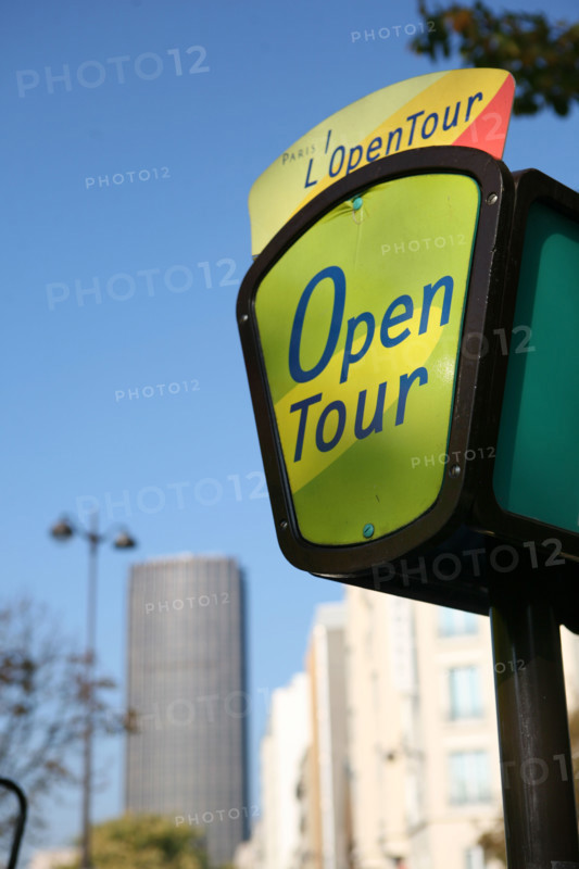 France, Paris 14e, boulevard Raspail, arret d'autobus open tour, tourisme, Tour Montparnasse,