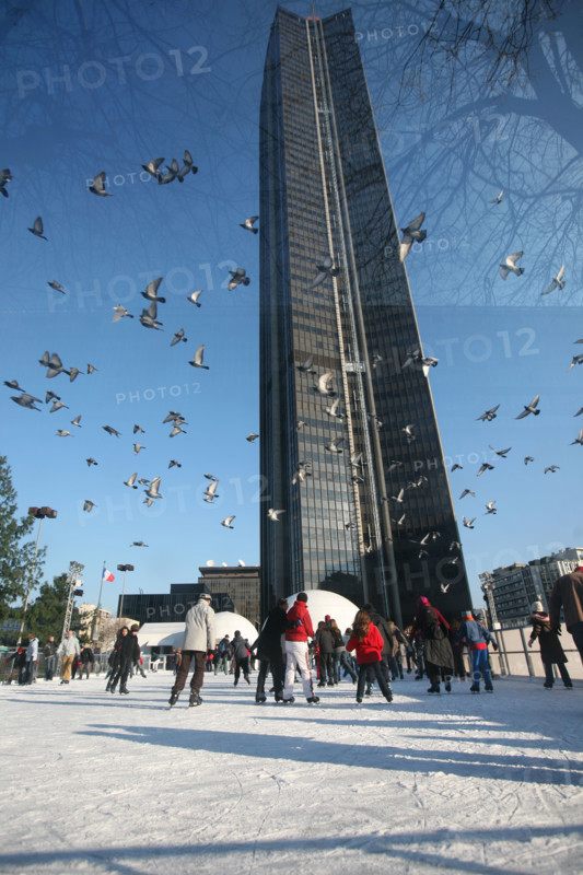 France, Paris 14e, patinoire au pied de la Tour Montparnasse, fetes de noel, esplanade,