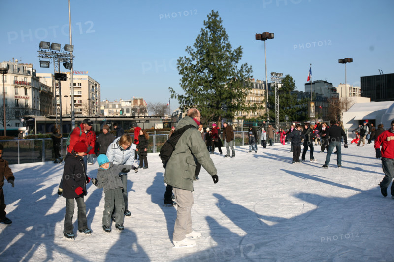 France, Paris 14e, patinoire au pied de la Tour Montparnasse, chaque hiver,