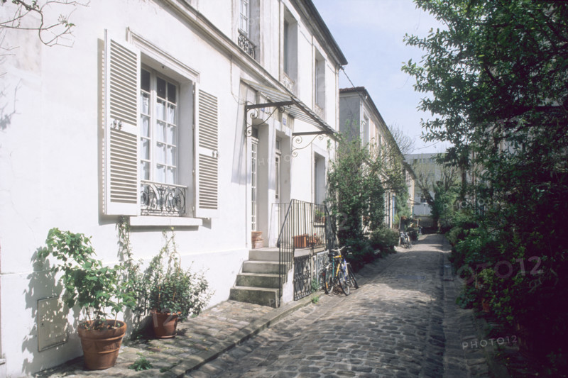 France, Paris 14e, maisons individuelles, esprit village, villa derriere le 105 rue didot, ruelle pavee,