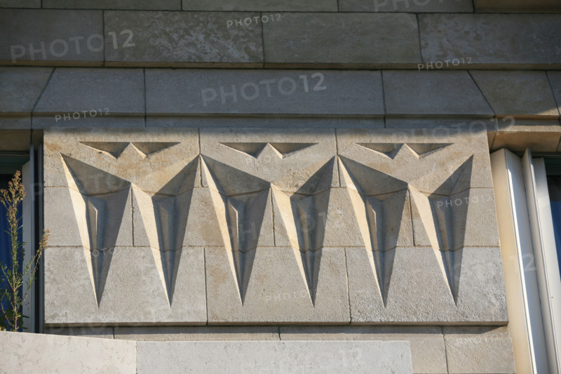 France, Paris 14e, boulevard jourdan, station rer, cite universitaire, art deco, detail motifs en facade,