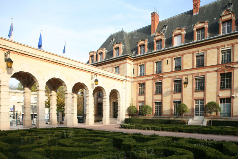 France, Paris 14e, boulevard jourdan, cite internationale, 
portique de l'entree et jardin a la francaise,