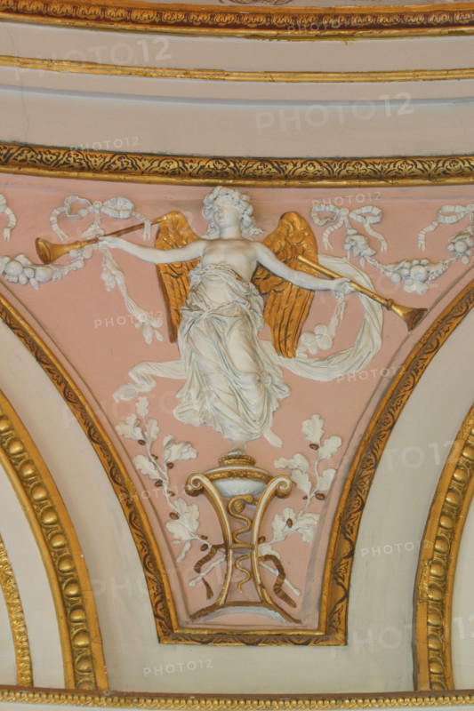 France, Paris 16e, bois de boulogne, parc de bagatelle, pavillon, folie du comte d'artois, detail de la base de la coupole, bas relief,