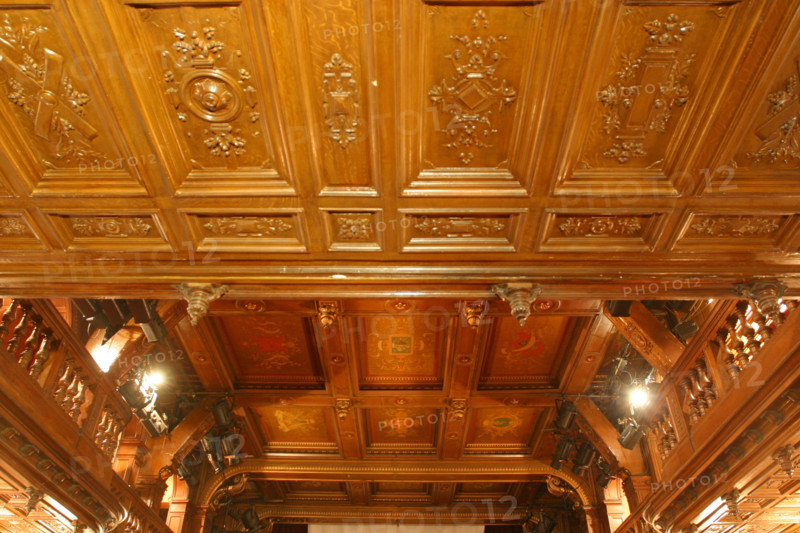 France, Paris 16e, theatre du Ranelagh, 5 rue des vignes, salle de spectacle, lambris, bois, depuis l'entree de la salle, plafond du balcon et plafond de la salle