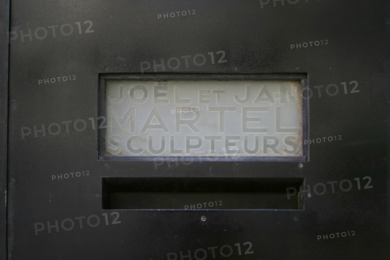 France, Paris 16e, 10 rue Mallet Stevens, rue lotie par l'architecte Robert Mallet-Stevens, hotel particulier des freres martel, sculpteurs, detail de la porte, plaque de verre,