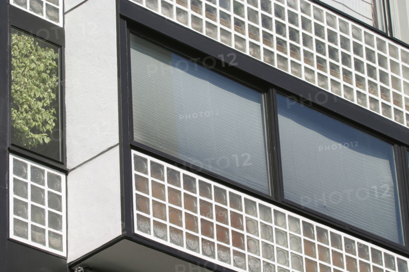 France, Paris 16e, immeuble du 24 rue Nungesser et Coli, architecte le corbusier, brique de verre,