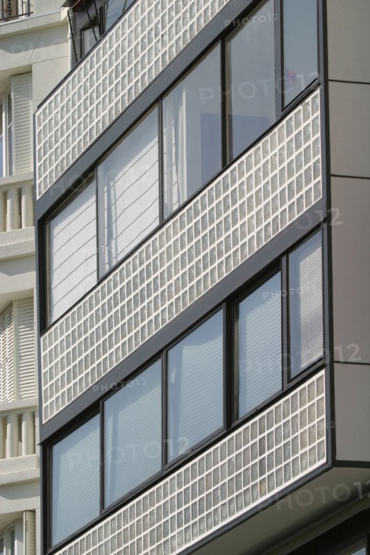 France, Paris 16e, immeuble du 24 rue Nungesser et Coli, architecte le corbusier, brique de verre,