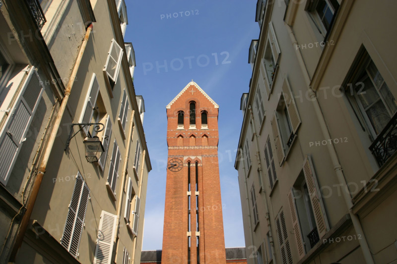 France, Paris 17e, clocher proche de l'eglise saint Michel, place saint jean, construction de brique, immeubles,