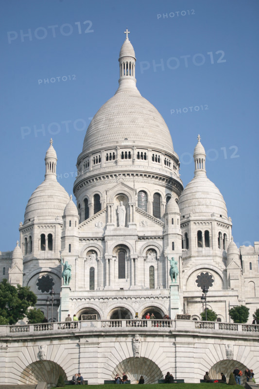 France, Paris 18e, butte Montmartre, basilique du sacre coeur, detail facade, coupoles, domes,