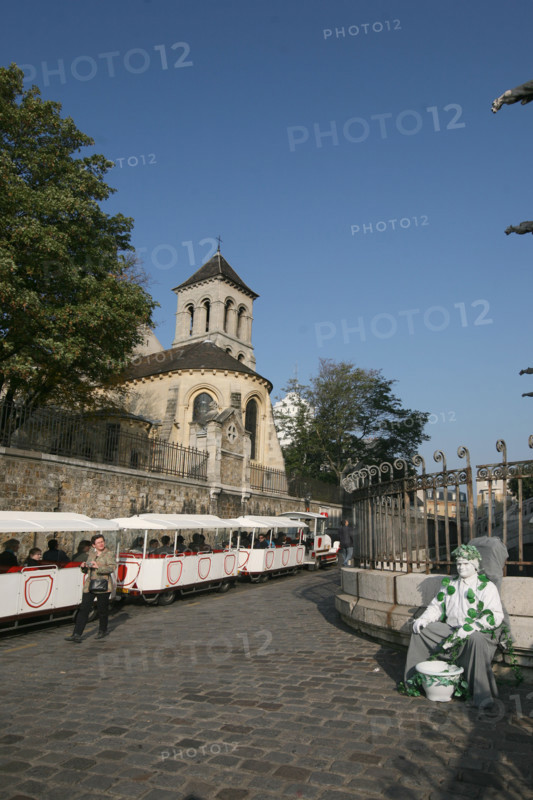 France, Paris 18e, butte Montmartre, basilique du sacre coeur, place du parvis, touriste, eglise saint pierre de Montmartre, mime automate, petit train touristique,