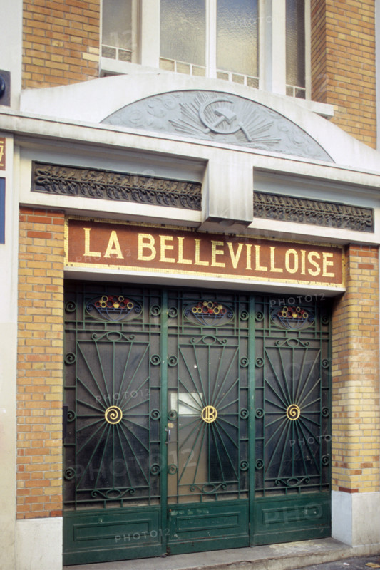 France, Paris 20e, menilmontant - Belleville, ancienne cooperative la Bellevilloise, fronton, marteau et faucille, 17/25 rue Boyer, porche,
