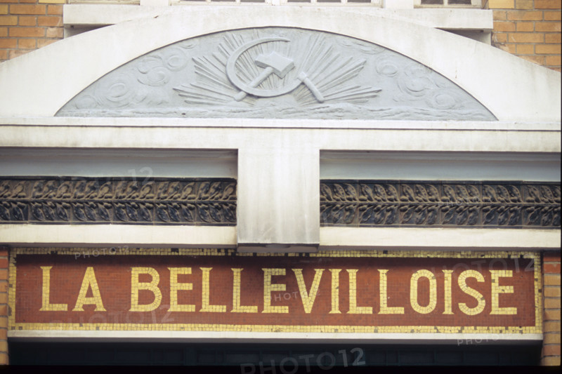 France, Paris 20e, menilmontant - Belleville, ancienne cooperative la Bellevilloise, fronton, marteau et faucille, 17/25 rue Boyer