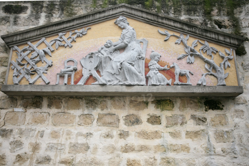 France, Paris 20e, parc de Belleville, ancienne enseigne du dispensaire de la goutte de lait