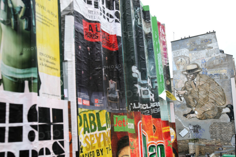 France, Paris 20e, rue de belleville, affiches collees sur palissade, mur peint, place frehel,