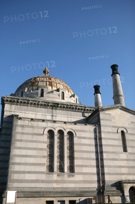 France, Paris 20e, cimetiere du pere Lachaise, crematorium, dome, cheminee,