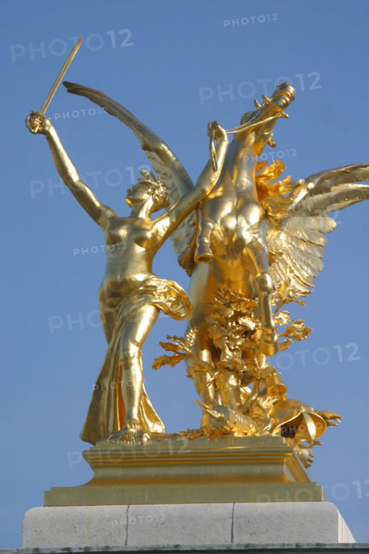 France, Paris 8e/7e, pont Alexandre III, detail sculpture bronze dore, renommee, de la guerre, sculpteur clement steiner