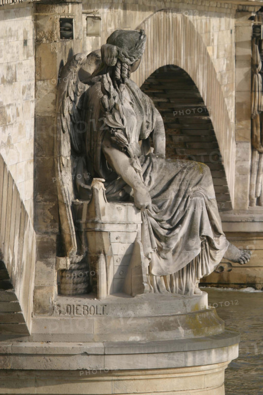 France, Paris 7e, detail pile du pont des invalides, statue, sculpture, Seine,
