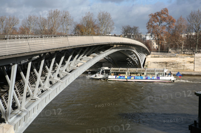 France, Paris 7e, passerelle Leopold Sedar Senghor, initialement nommee passerelle de solferino, structure metallique, bateau Seine, batobus,