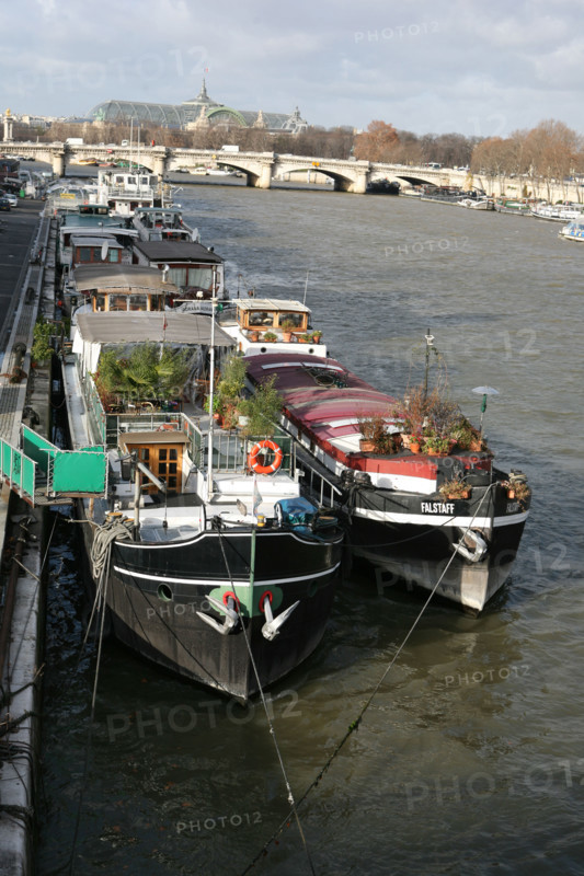 France, Paris 7e, peniches a quai, bateau, habitations, Seine, depuis la passerelle Leopold Sedar Senghor
